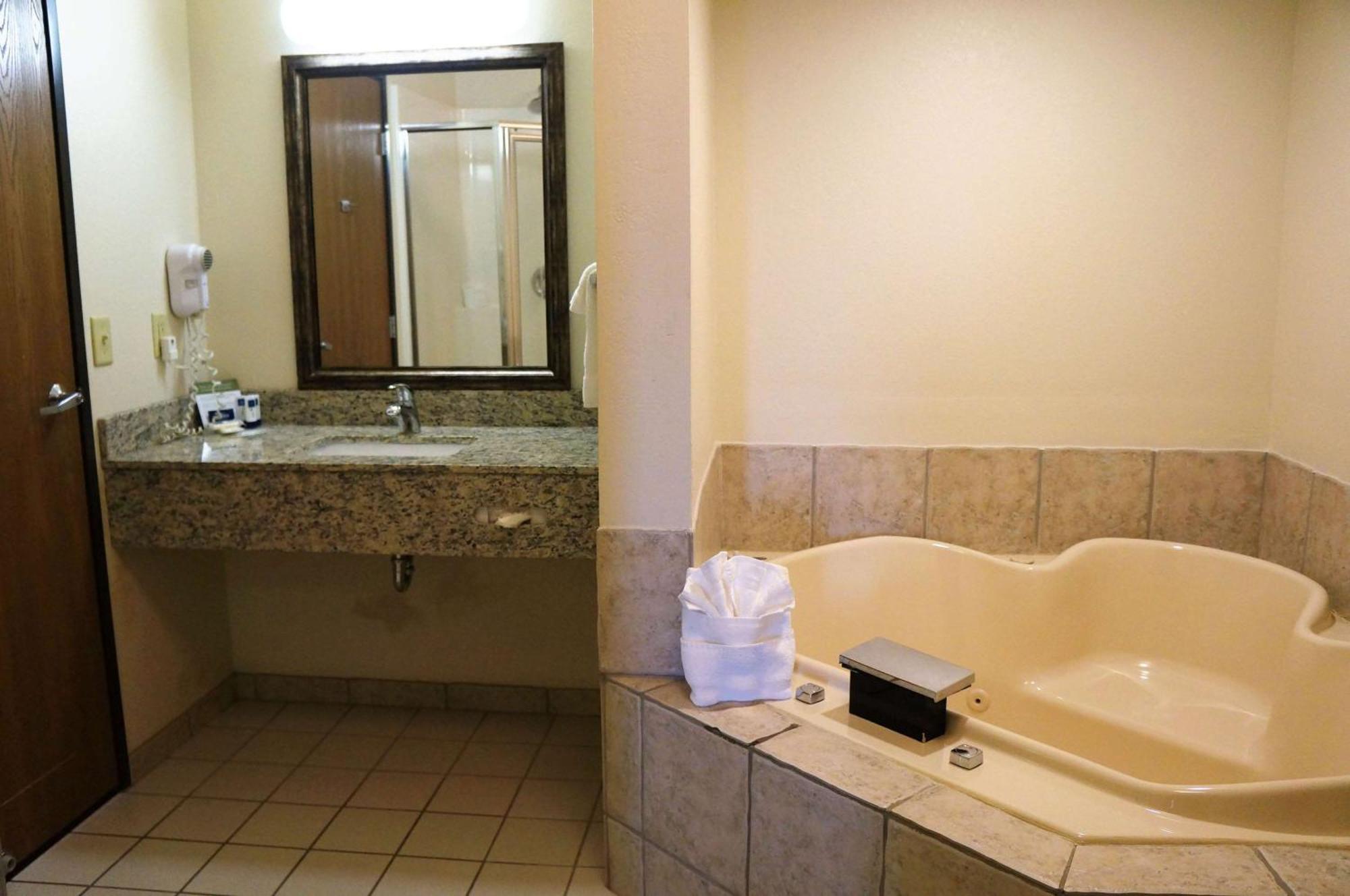 Americinn By Wyndham Baldwin Extérieur photo