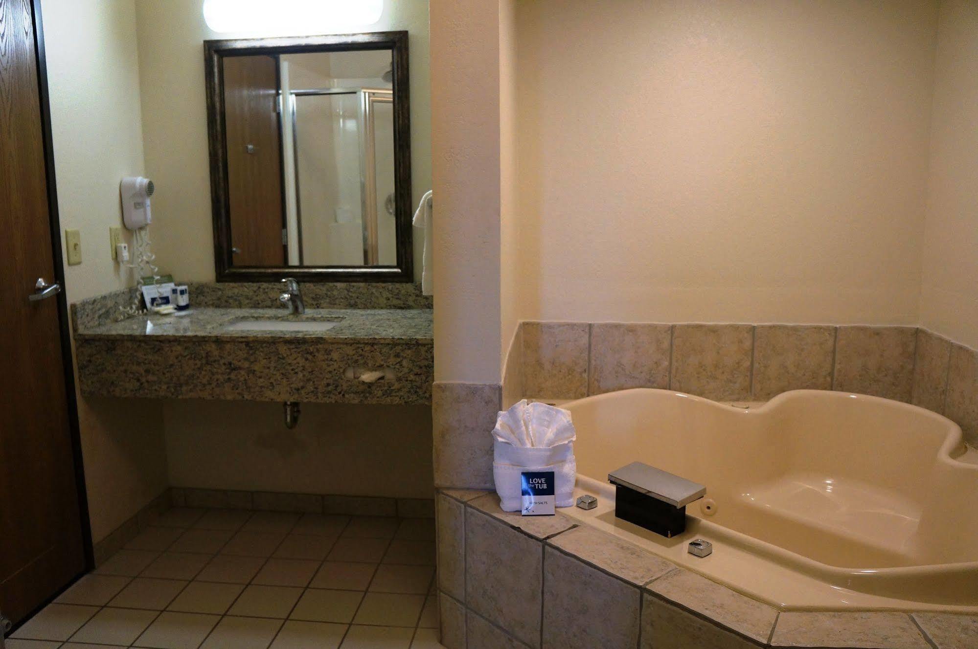 Americinn By Wyndham Baldwin Extérieur photo